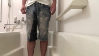 ジーンズで大量お漏らしおしっこ Pee leaking a lot with jeans