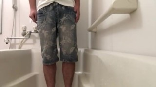 ジーンズで大量お漏らしおしっこ Pee leaking a lot with jeans