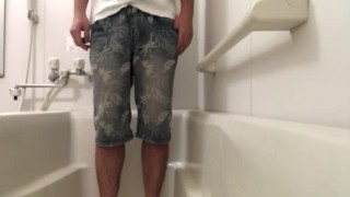 ジーンズで大量お漏らしおしっこ Pee leaking a lot with jeans