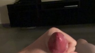 Паренек дрочит и кончает