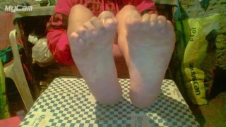 Spred toes and pov feet