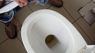 I take off my panties and piss in the toilet ... Снимаю трусы и ссу в туалете...