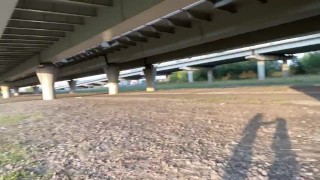 2 горячие девушки трахают друг друга в общественном месте