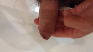 Piss and jerk dick for the night. Писаю и надрачиваю хуй на ночь...