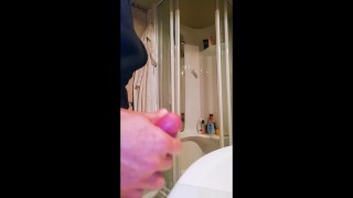 Patrigno si filma in toilette si sega il suo bel cazzo dritto con cappella rossa