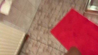 TEENIE HOLT SICH IM BADEZIMMER EINEN RUNTER MIT RIESIGEN CUMSHOT! (+STÖHNEN)