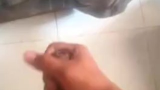 Cubano masturbandose en el baño