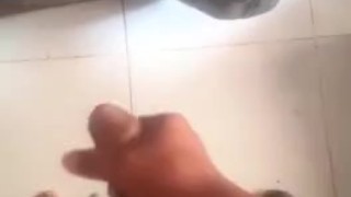 Cubano masturbandose en el baño