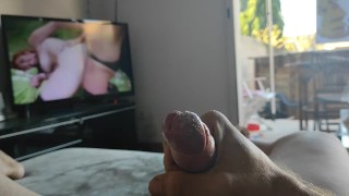 Branlette devant un film de cul trans