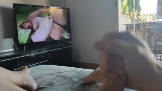 Branlette devant un film de cul trans
