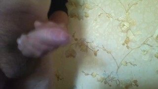 Дрочу свой большой грязный член. Кончаю на камеру