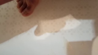 I jerk off quickly and cum in the bathroom. Быстро дрочу и кончаю в ванной.