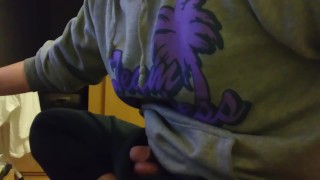 パソコン見ながら椅子に座ってオナニー