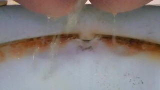 トイレで自撮り。オシッコかけられた気分になる？