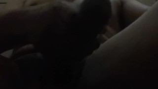 Gordito comienza a tocarse y a masturbarse