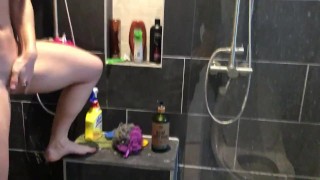 HOT GIRLFRIEND SHAKING HER PISS EVERYWHERE