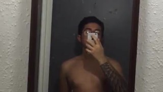 Verga grande en frente del espejo de baño público no consiguió erección después de venirse dos veces