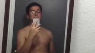 Verga grande en frente del espejo de baño público no consiguió erección después de venirse dos veces