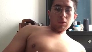 Hombre tatuado obtuvo una gran descarga de semen con su gran verga. Orgasmo masculino mexicano.