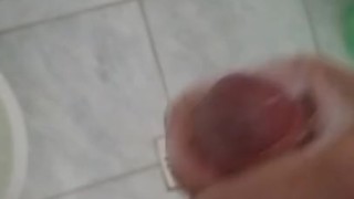 Punheta no banho com sabonete e gozada