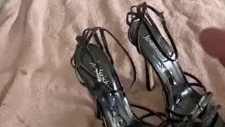 Massive cumblast on wifes heels 