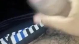 Cubano masturbandose en su habitación 