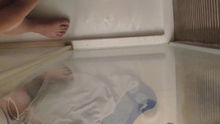 Orinando en la ducha después de correrme. Peeing in the shower
