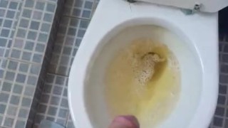 heterosexual orinando en la mañana con media erección.