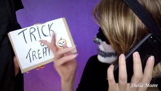 Coinquilino mi sborra in faccia mentre sono al telefono con il mio fidanzato (Halloween edition)