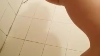 Chica se mete los deditos en la bañera