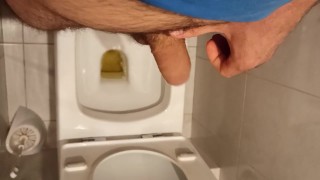 Хочу писать тебе в рот и трахать потом твою глотку...