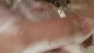 Se masturbando com sabonete e muita porra entre os dedos