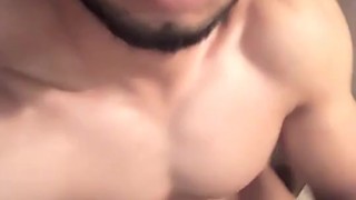joven muscoloso con una gran polla masturbandose en la ducha