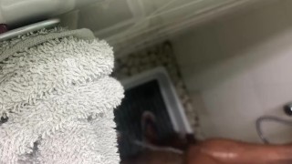 Après le sport petite branlette au travail