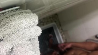 Après le sport petite branlette au travail