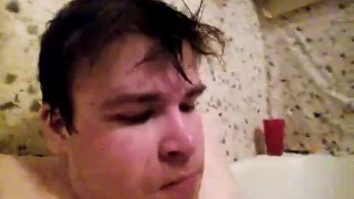 Артем сосет сам себе дрочит ногами лижет ноги в ванной self suck autofellatio self footjob 