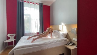Nude Yoga with Amelie Lou (Selfie)