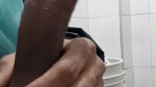 Me masturbo solo en casa