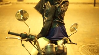 Mi chica se arriesga a desnudarse por primera vez en el paseo marítimo y casi la pilla el vigilante 