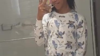 En mi baño jugando con la polla mas sexy