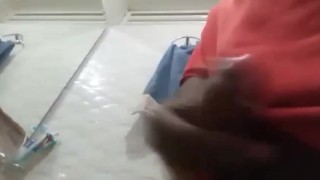Hombre musculoso se masturba