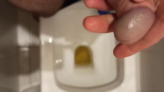 Pissing in the toilet. Писаю и массирую головку члена. Оближи мои пальцы...