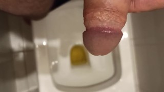 Pissing in the toilet. Писаю и массирую головку члена. Оближи мои пальцы...