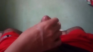 Hace acabar a su hombre en 3 minutos con una paja deliciosa abundante semen 