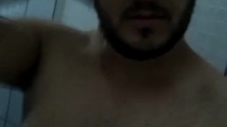 Homem gordo tomando banho de pau duro