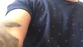 Estudiante ama masturbarse lentamente. Hombre latino muestra su vergota de cerca.
