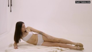 Super hot brunette Saule Elastiga mega flexible teen