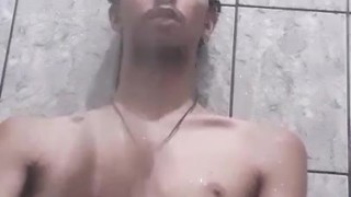 Punheta no banho
