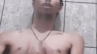 Punheta no banho