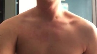 Orgasmo masculino con una gran carga de esperma. Hombre heterosexual con una vergota peluda.